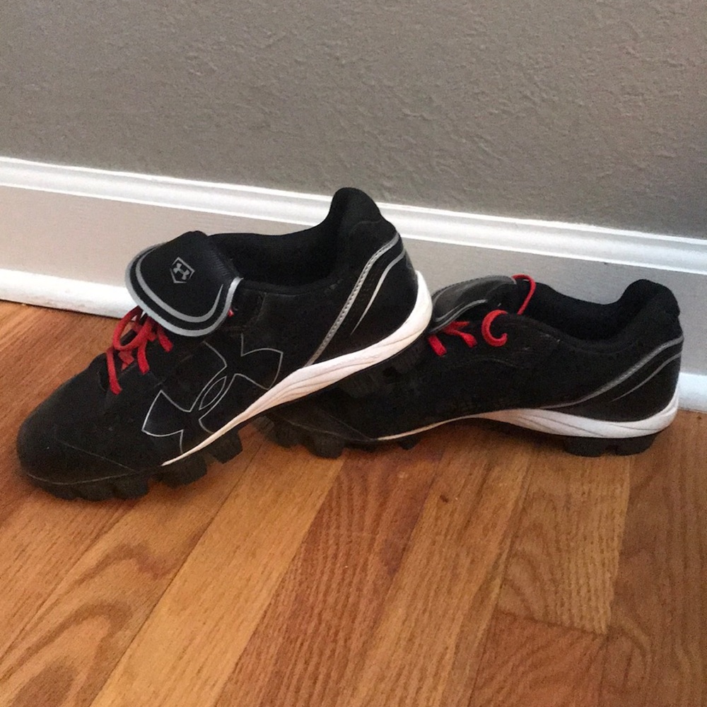Under Armour Size 8 Women’s Cleats!!!